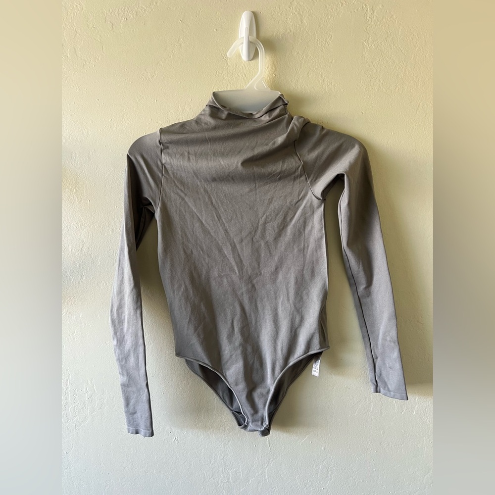 SKIMS Mock Neck Bodysuit size s/m‎